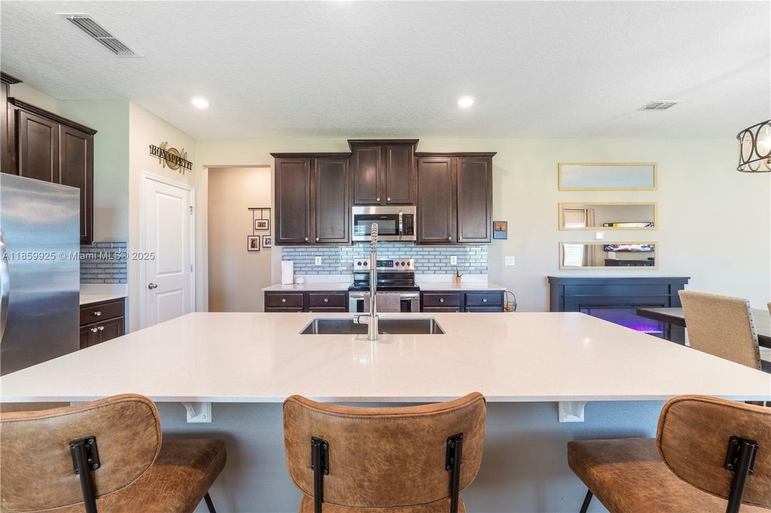 For Rent: $2,230 (4 beds, 2 baths, 1893 Square Feet)