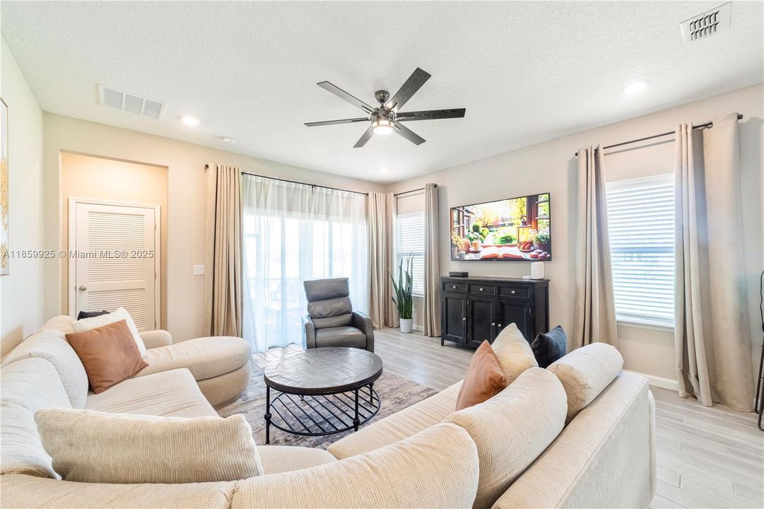 For Rent: $2,230 (4 beds, 2 baths, 1893 Square Feet)