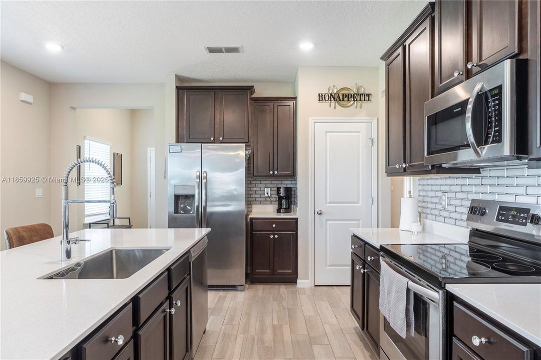 For Rent: $2,230 (4 beds, 2 baths, 1893 Square Feet)