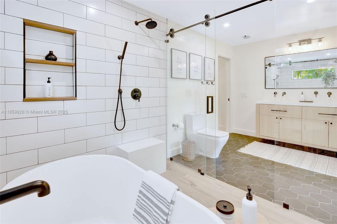 Recently Sold: $2,499,000 (4 beds, 3 baths, 3142 Square Feet)