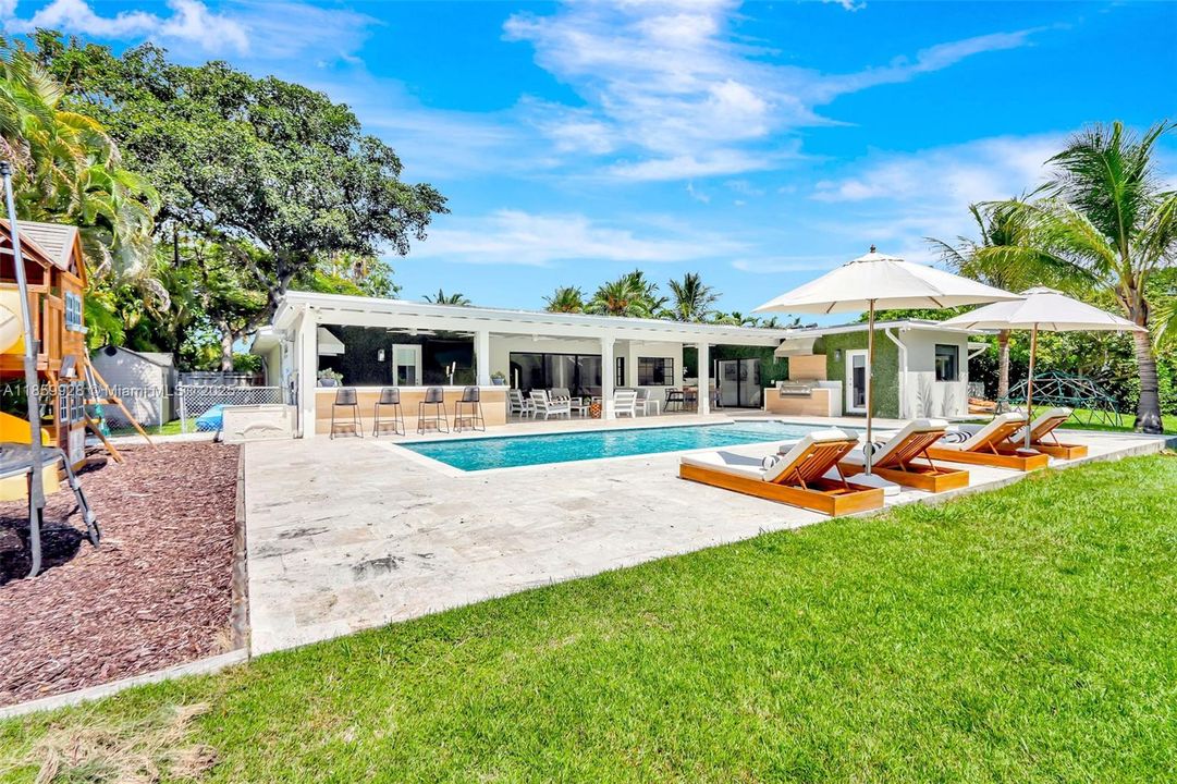Recently Sold: $2,499,000 (4 beds, 3 baths, 3142 Square Feet)