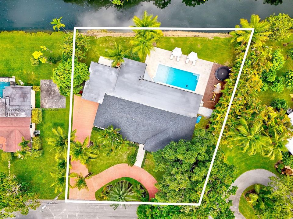 Recently Sold: $2,499,000 (4 beds, 3 baths, 3142 Square Feet)