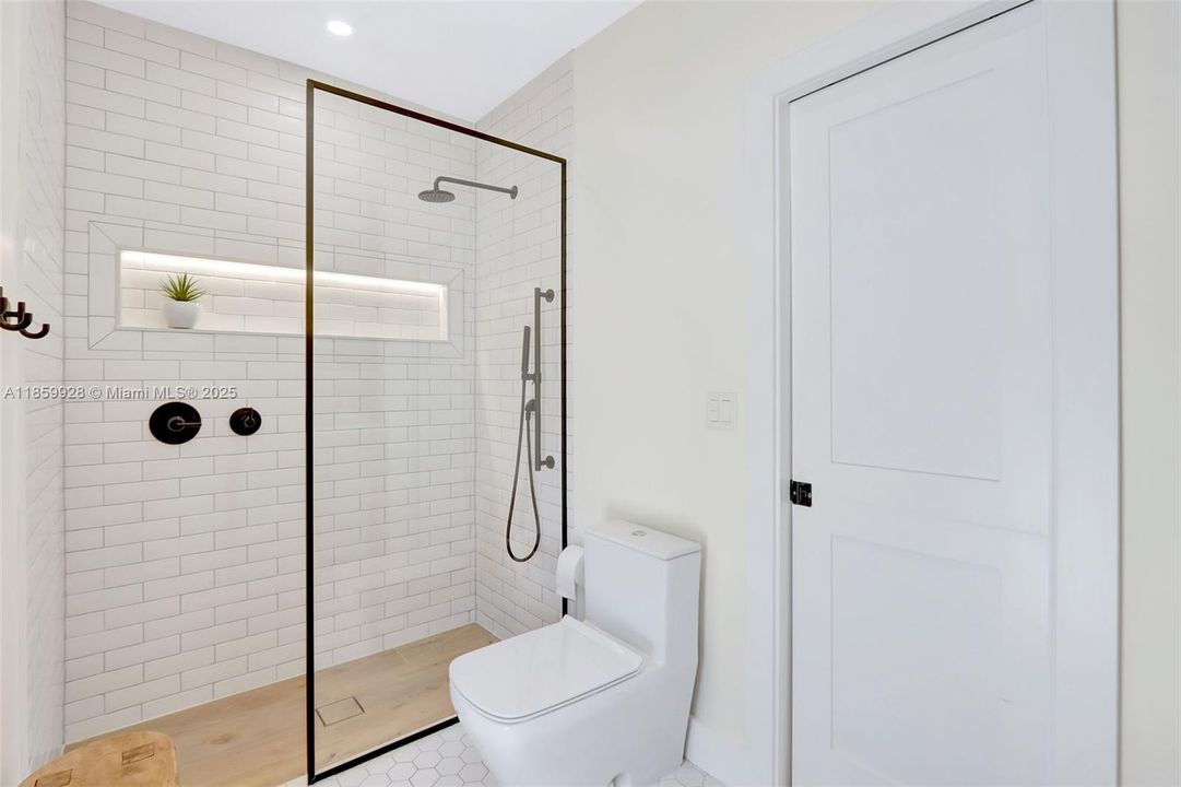 Recently Sold: $2,499,000 (4 beds, 3 baths, 3142 Square Feet)