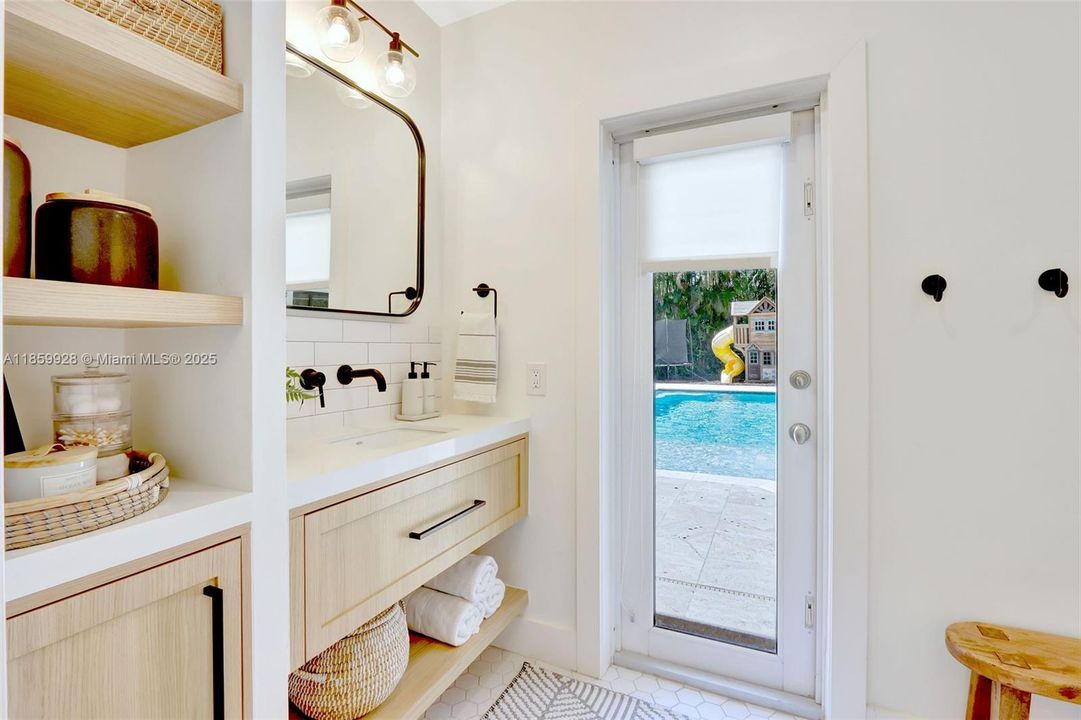 Recently Sold: $2,499,000 (4 beds, 3 baths, 3142 Square Feet)