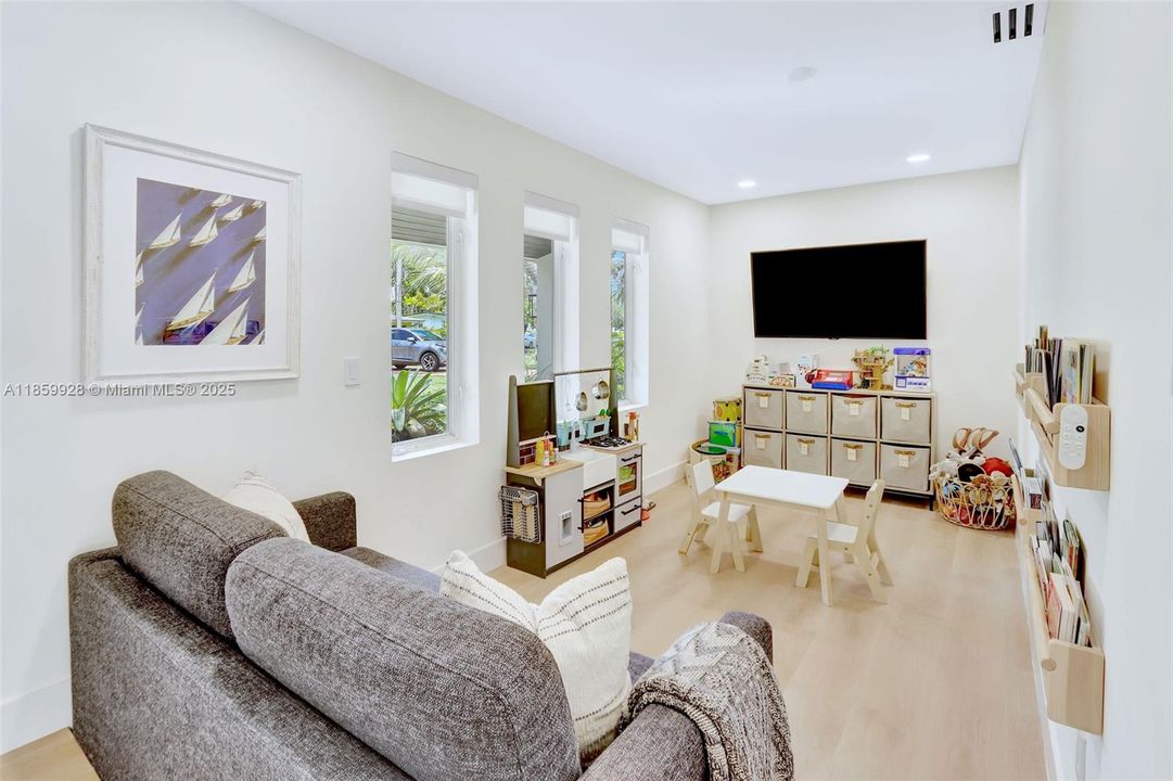 Recently Sold: $2,499,000 (4 beds, 3 baths, 3142 Square Feet)