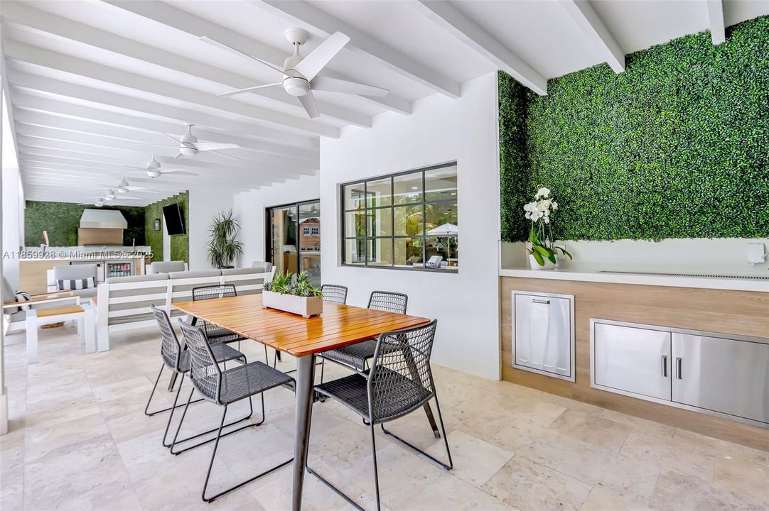 Recently Sold: $2,499,000 (4 beds, 3 baths, 3142 Square Feet)