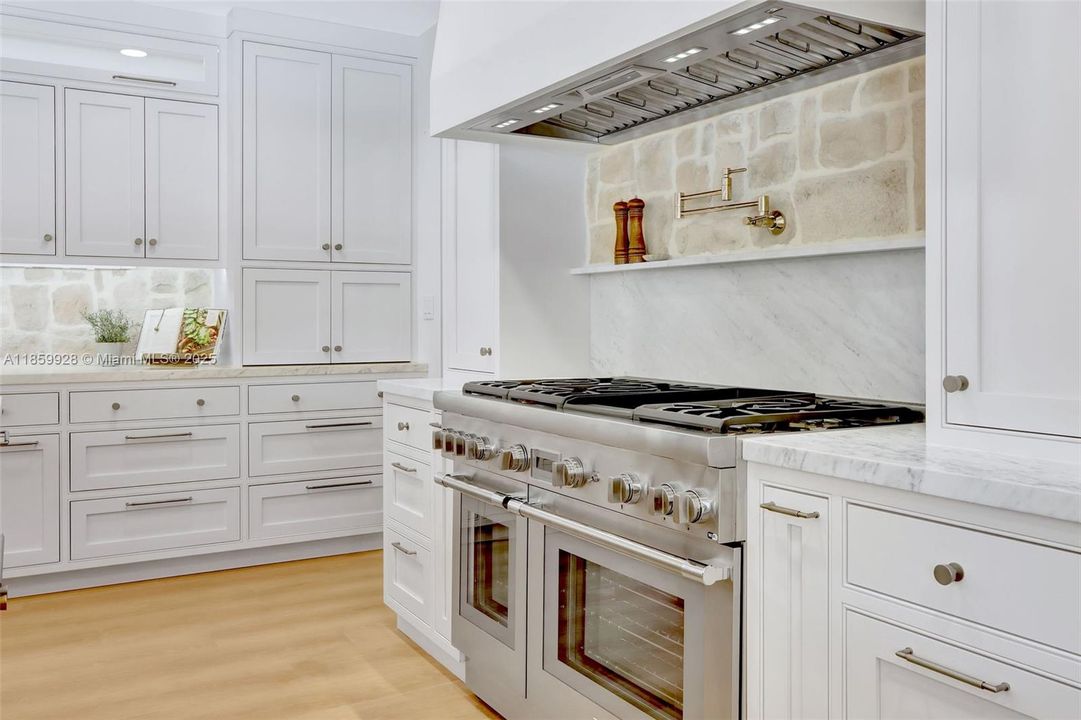 Recently Sold: $2,499,000 (4 beds, 3 baths, 3142 Square Feet)