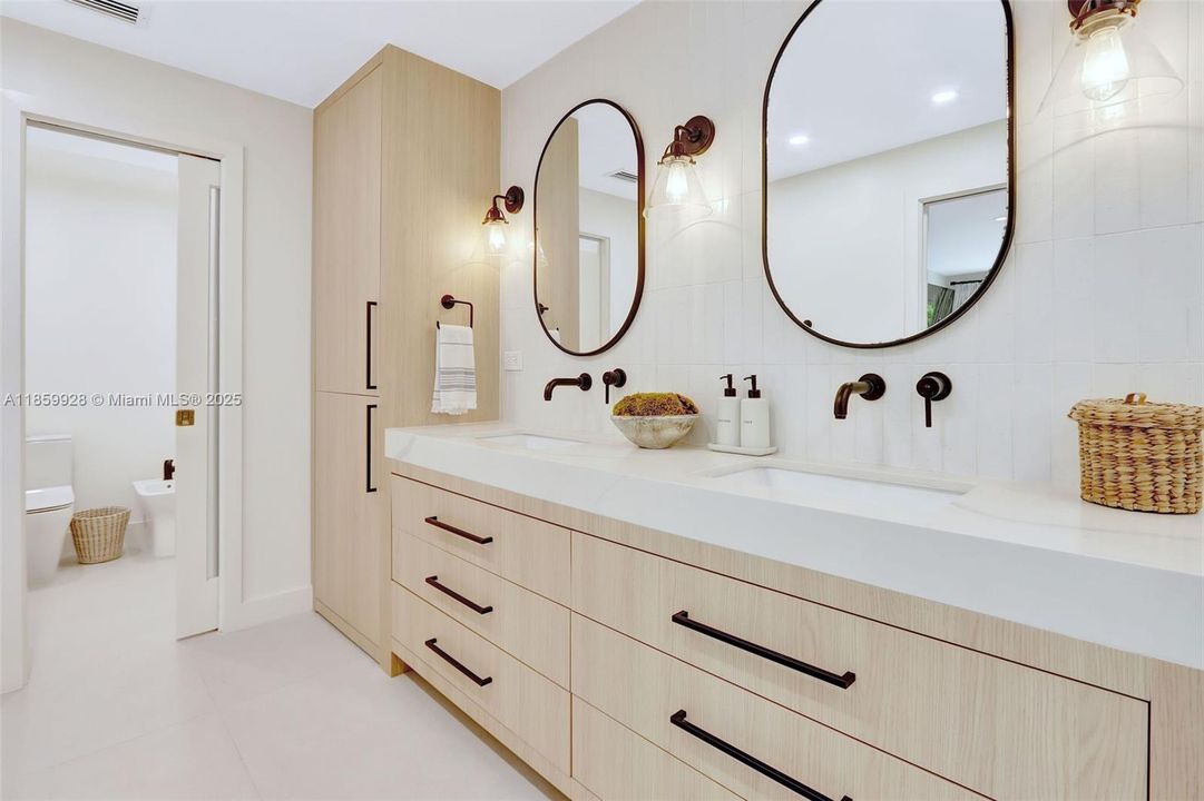 Recently Sold: $2,499,000 (4 beds, 3 baths, 3142 Square Feet)