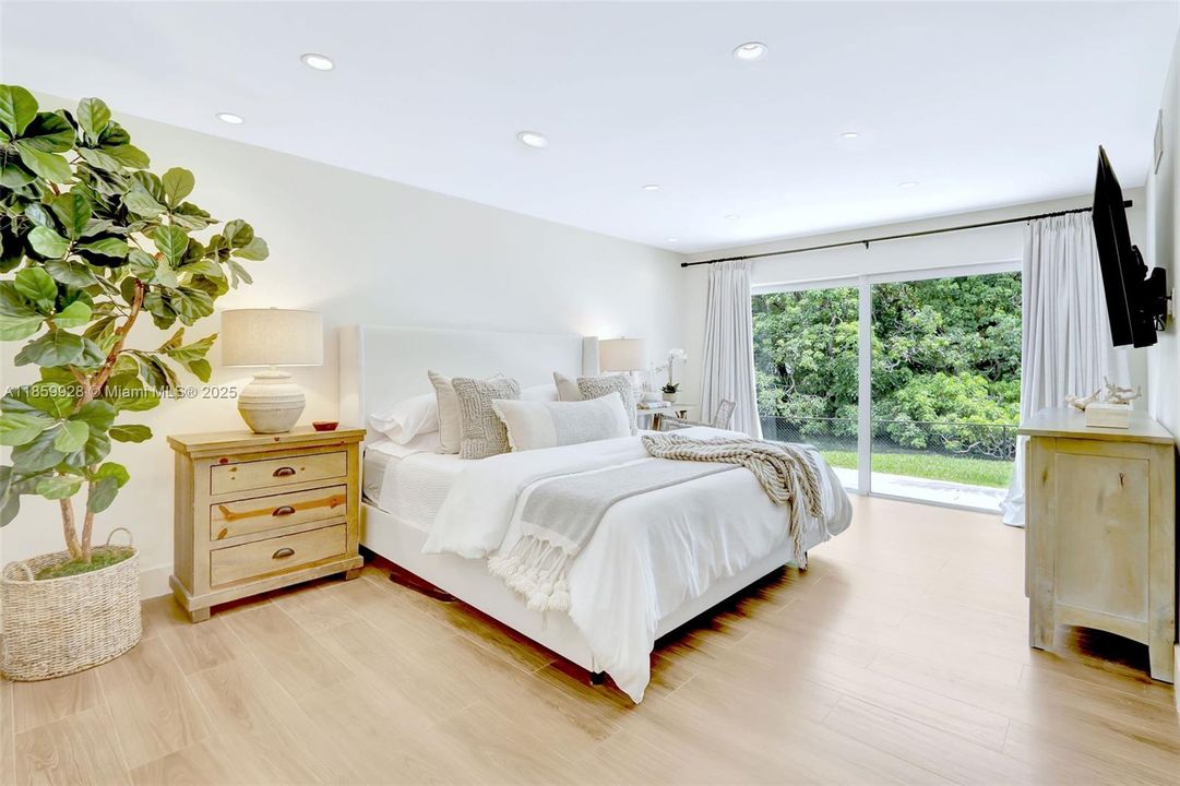 Recently Sold: $2,499,000 (4 beds, 3 baths, 3142 Square Feet)