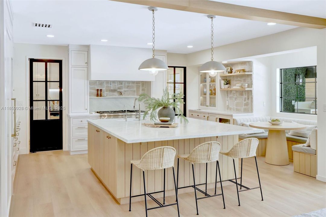 Recently Sold: $2,499,000 (4 beds, 3 baths, 3142 Square Feet)