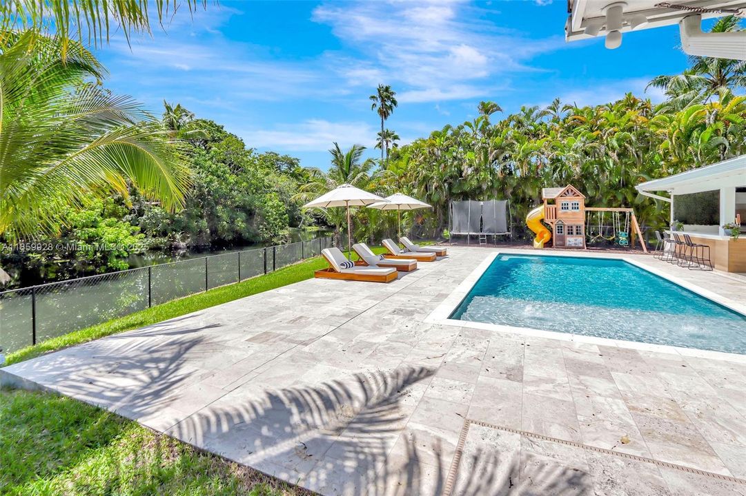 Recently Sold: $2,499,000 (4 beds, 3 baths, 3142 Square Feet)