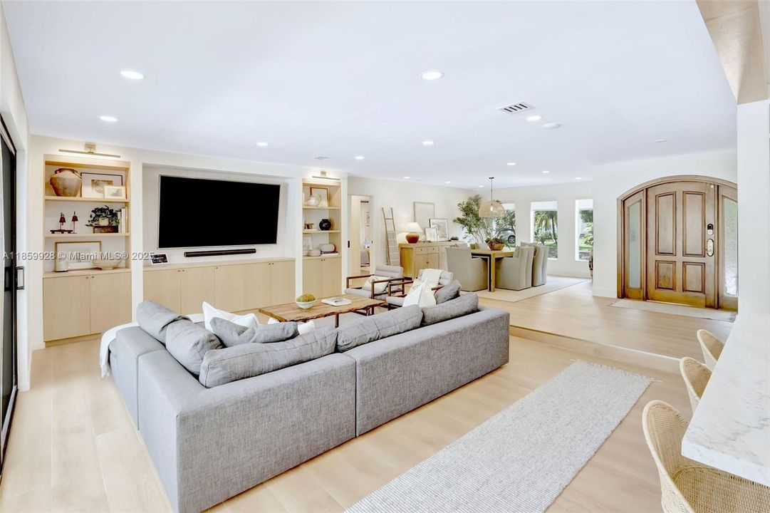 Recently Sold: $2,499,000 (4 beds, 3 baths, 3142 Square Feet)