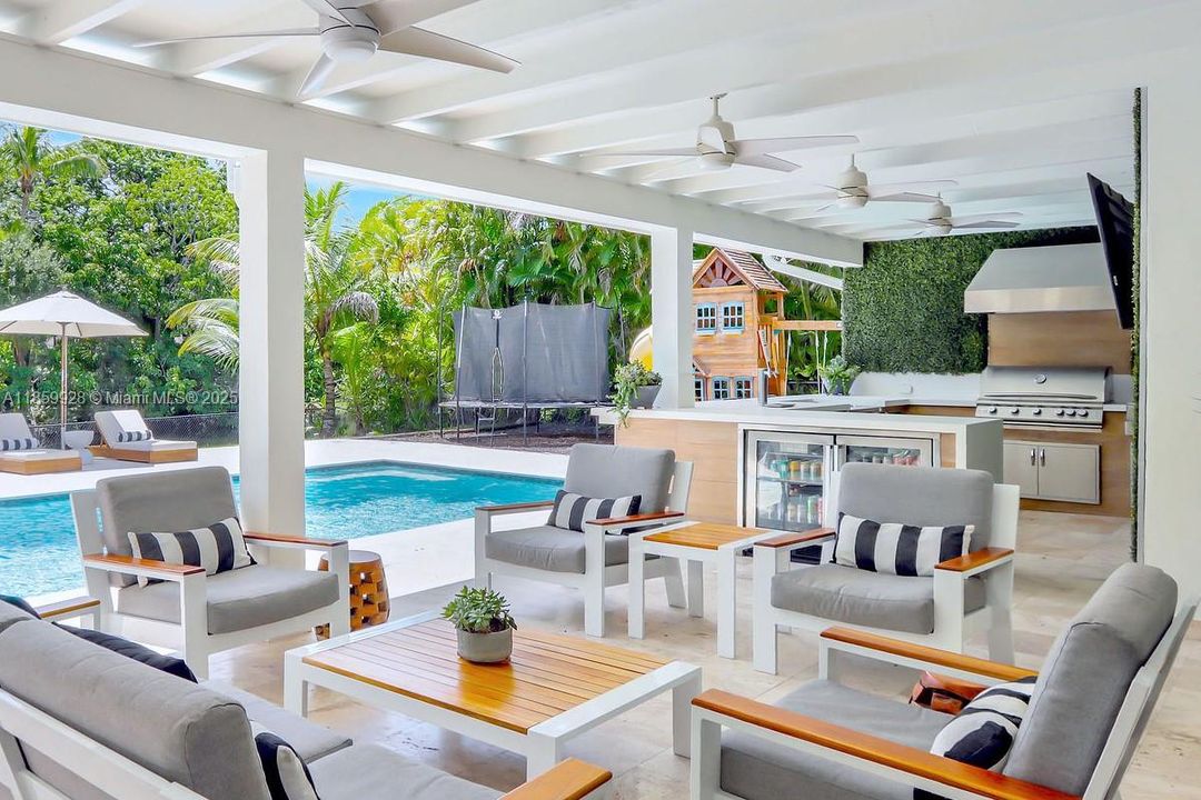 Recently Sold: $2,499,000 (4 beds, 3 baths, 3142 Square Feet)