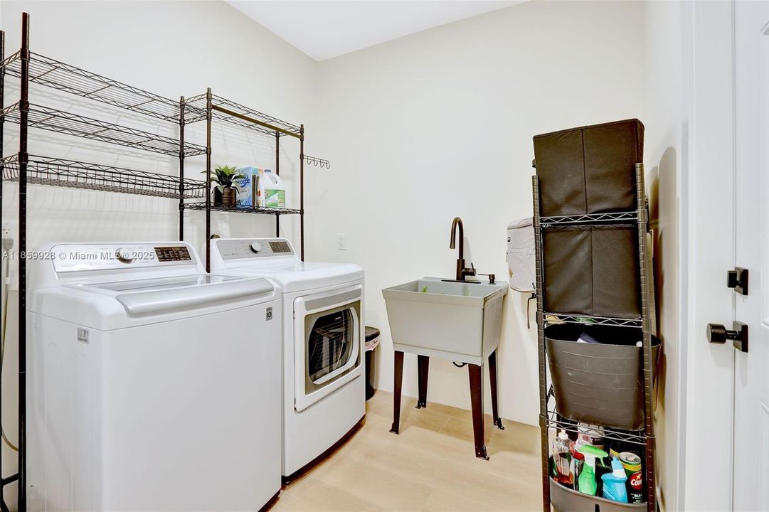 Recently Sold: $2,499,000 (4 beds, 3 baths, 3142 Square Feet)