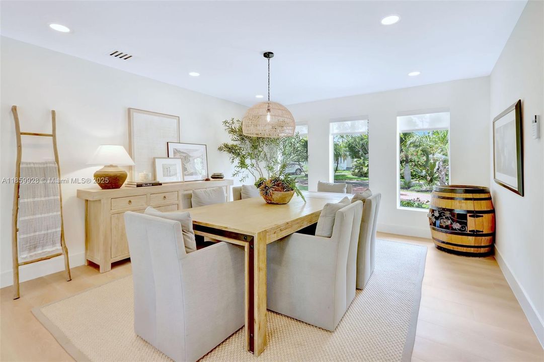 Recently Sold: $2,499,000 (4 beds, 3 baths, 3142 Square Feet)