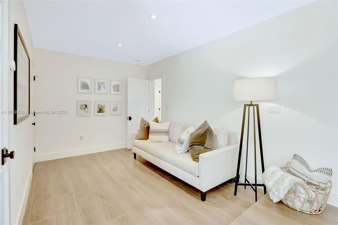 Recently Sold: $2,499,000 (4 beds, 3 baths, 3142 Square Feet)