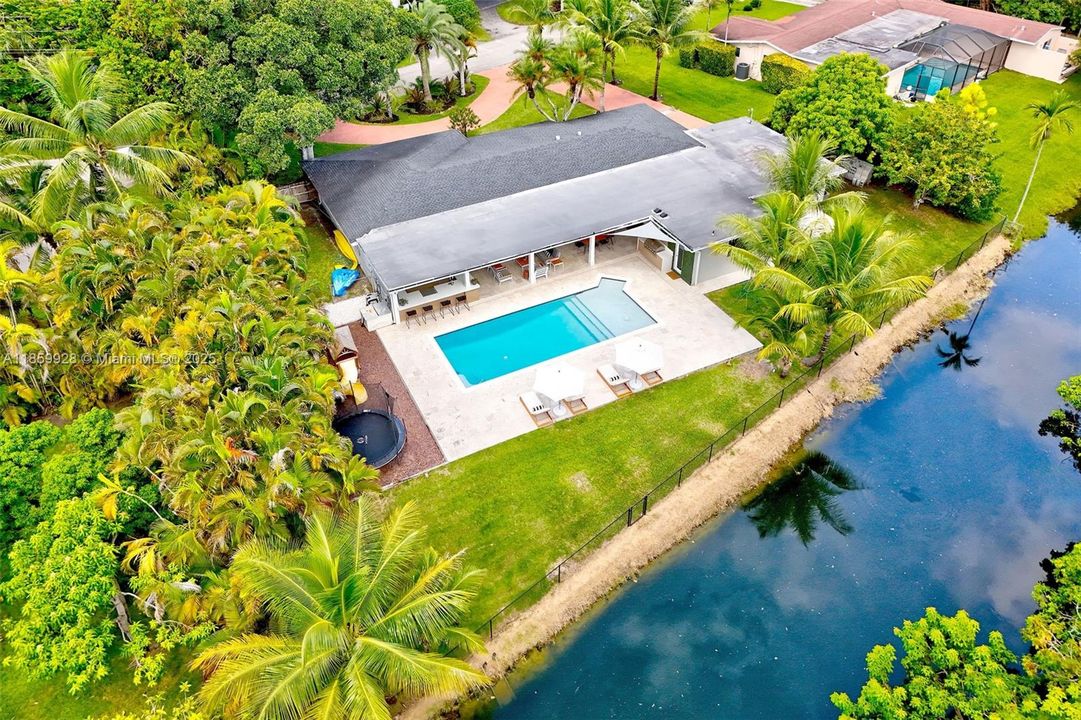 Recently Sold: $2,499,000 (4 beds, 3 baths, 3142 Square Feet)