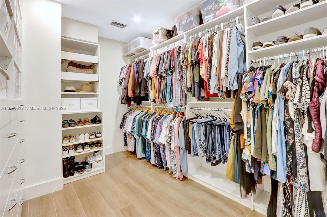 Recently Sold: $2,499,000 (4 beds, 3 baths, 3142 Square Feet)