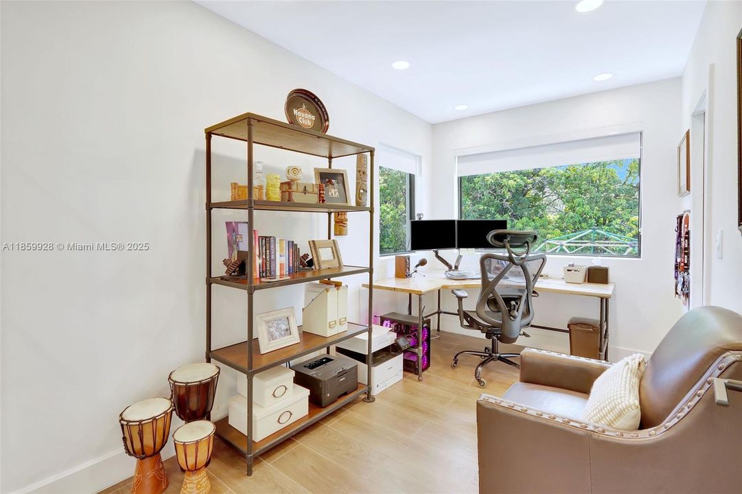 Recently Sold: $2,499,000 (4 beds, 3 baths, 3142 Square Feet)