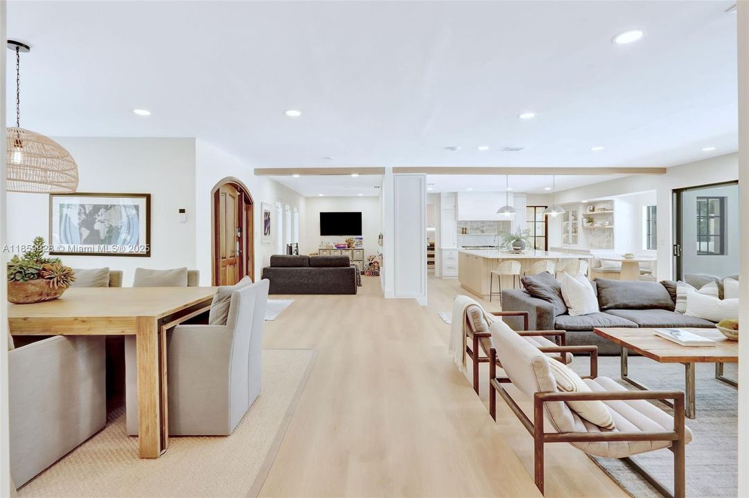 Recently Sold: $2,499,000 (4 beds, 3 baths, 3142 Square Feet)