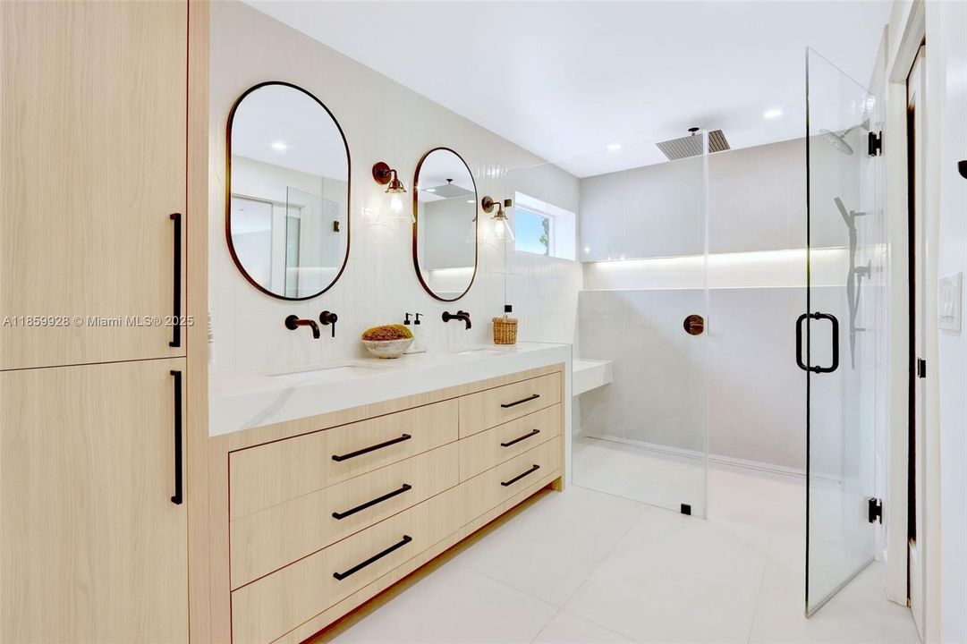 Recently Sold: $2,499,000 (4 beds, 3 baths, 3142 Square Feet)