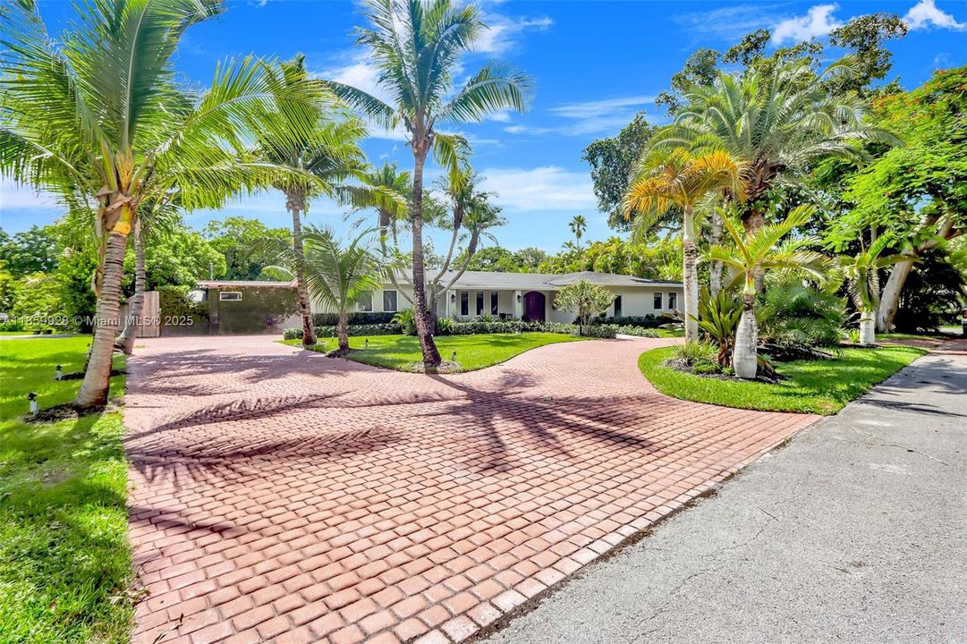 Recently Sold: $2,499,000 (4 beds, 3 baths, 3142 Square Feet)