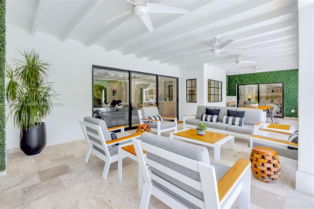 Recently Sold: $2,499,000 (4 beds, 3 baths, 3142 Square Feet)