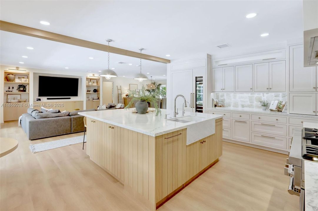 Recently Sold: $2,499,000 (4 beds, 3 baths, 3142 Square Feet)