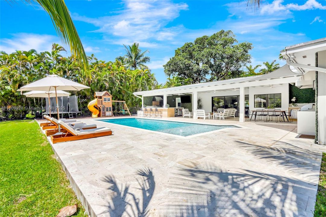 Recently Sold: $2,499,000 (4 beds, 3 baths, 3142 Square Feet)