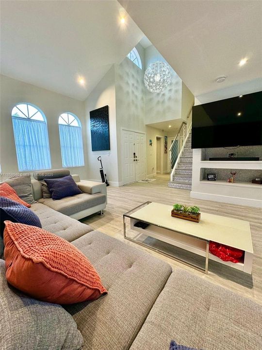 Под контрактом: $4,400 (4 спален, 3 ванн, 2043 Квадратных фут)