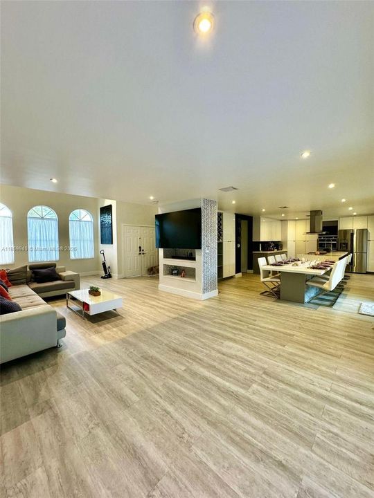 Под контрактом: $4,400 (4 спален, 3 ванн, 2043 Квадратных фут)