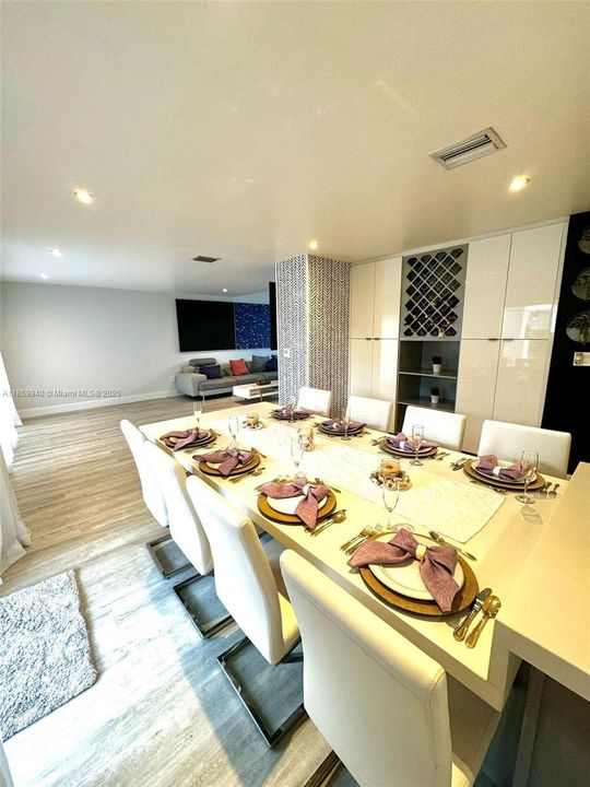 Под контрактом: $4,400 (4 спален, 3 ванн, 2043 Квадратных фут)