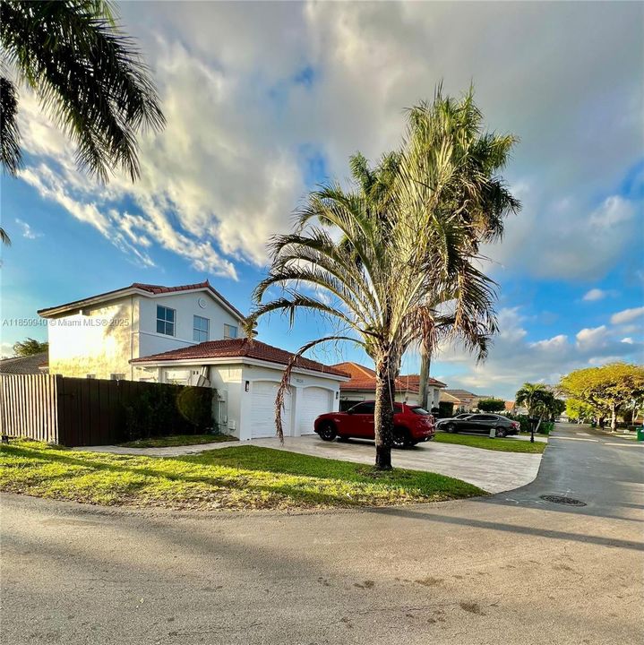 Под контрактом: $4,400 (4 спален, 3 ванн, 2043 Квадратных фут)