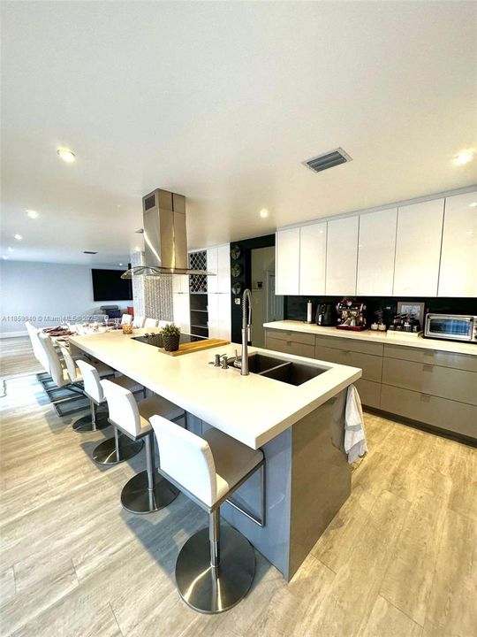 Под контрактом: $4,400 (4 спален, 3 ванн, 2043 Квадратных фут)