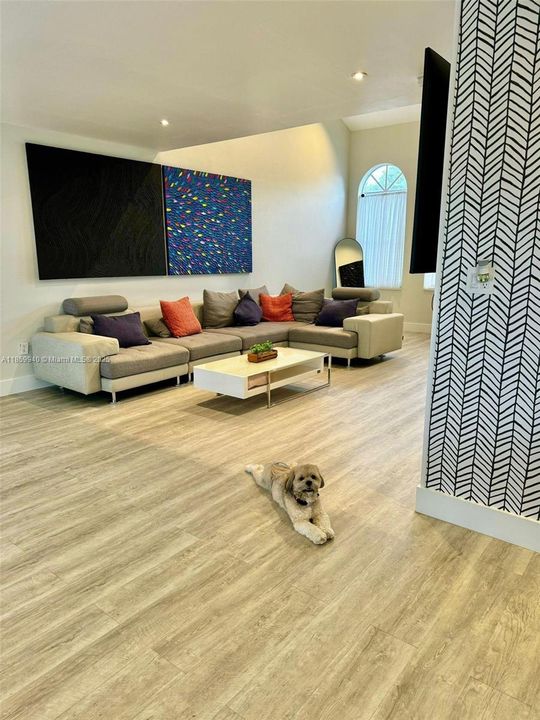 Под контрактом: $4,400 (4 спален, 3 ванн, 2043 Квадратных фут)