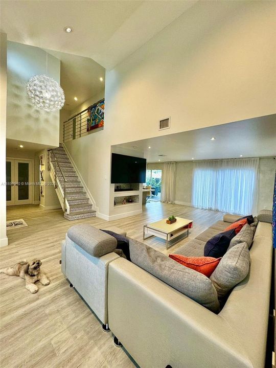 Под контрактом: $4,400 (4 спален, 3 ванн, 2043 Квадратных фут)