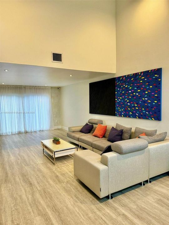 Под контрактом: $4,400 (4 спален, 3 ванн, 2043 Квадратных фут)