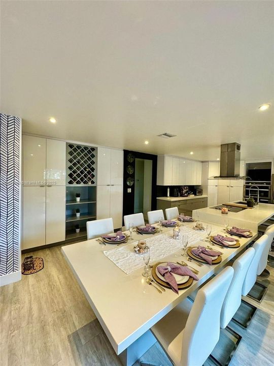 Под контрактом: $4,400 (4 спален, 3 ванн, 2043 Квадратных фут)