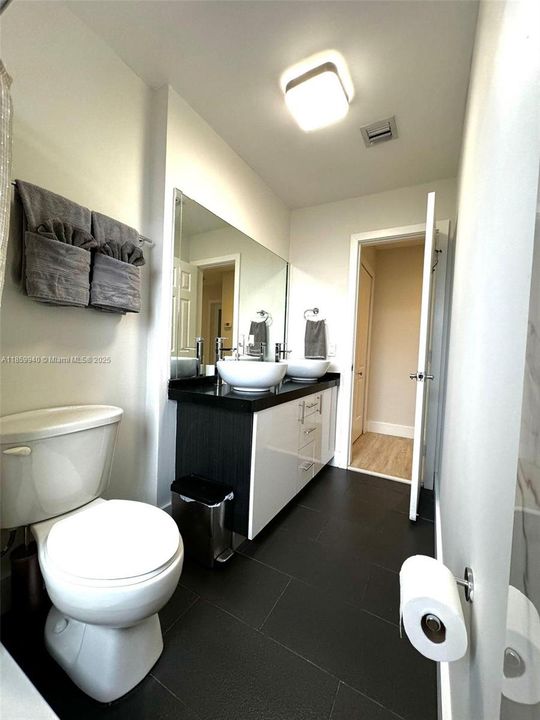 Под контрактом: $4,400 (4 спален, 3 ванн, 2043 Квадратных фут)