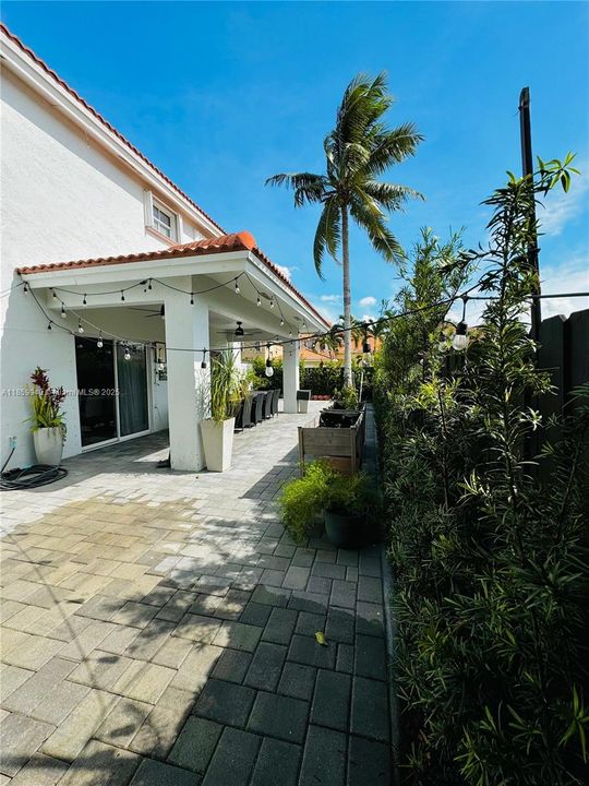 Под контрактом: $4,400 (4 спален, 3 ванн, 2043 Квадратных фут)