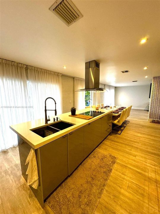 Под контрактом: $4,400 (4 спален, 3 ванн, 2043 Квадратных фут)