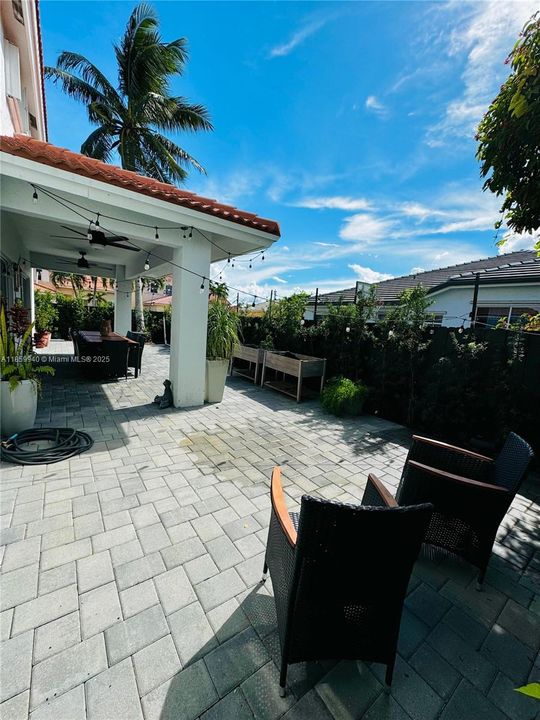 Под контрактом: $4,400 (4 спален, 3 ванн, 2043 Квадратных фут)