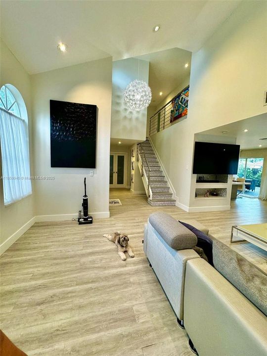 Под контрактом: $4,400 (4 спален, 3 ванн, 2043 Квадратных фут)