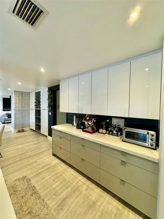 Под контрактом: $4,400 (4 спален, 3 ванн, 2043 Квадратных фут)