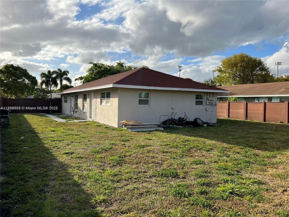 Recientemente alquilado: $1,950 (2 camas, 1 baños, 912 Pies cuadrados)