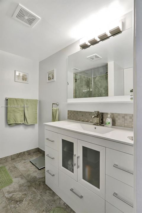 最近售出: $189,000 (2 贝兹, 2 浴室, 990 平方英尺)