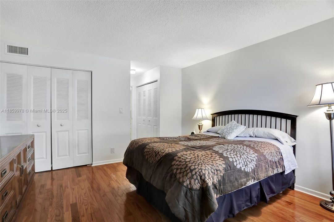 最近售出: $189,000 (2 贝兹, 2 浴室, 990 平方英尺)