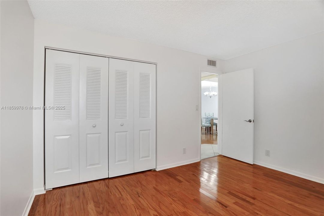 最近售出: $189,000 (2 贝兹, 2 浴室, 990 平方英尺)