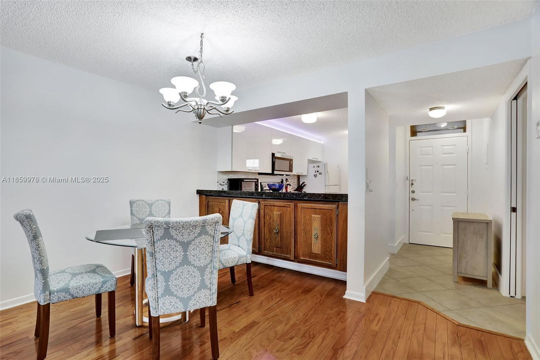 最近售出: $189,000 (2 贝兹, 2 浴室, 990 平方英尺)