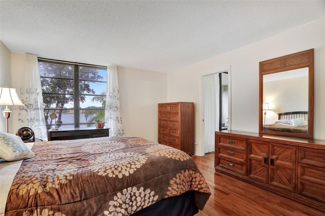 最近售出: $189,000 (2 贝兹, 2 浴室, 990 平方英尺)